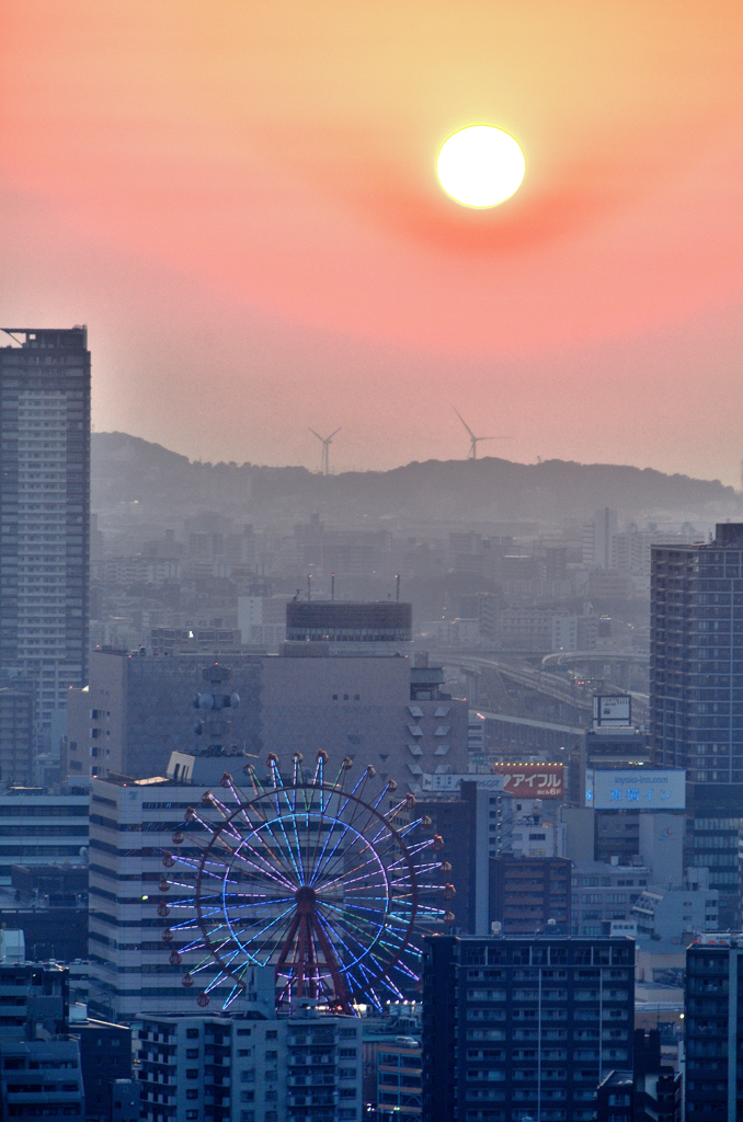 Ｋ市2022　5月-1　観覧車と夕陽