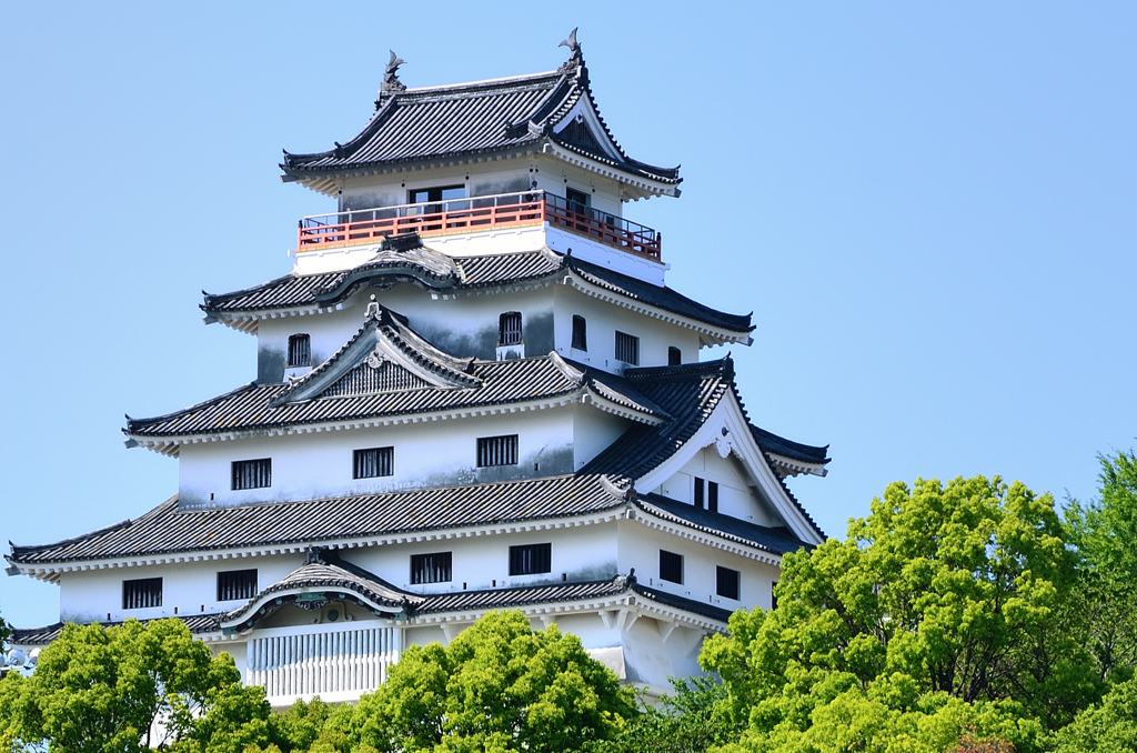 唐津城2021　4月　青空と天守