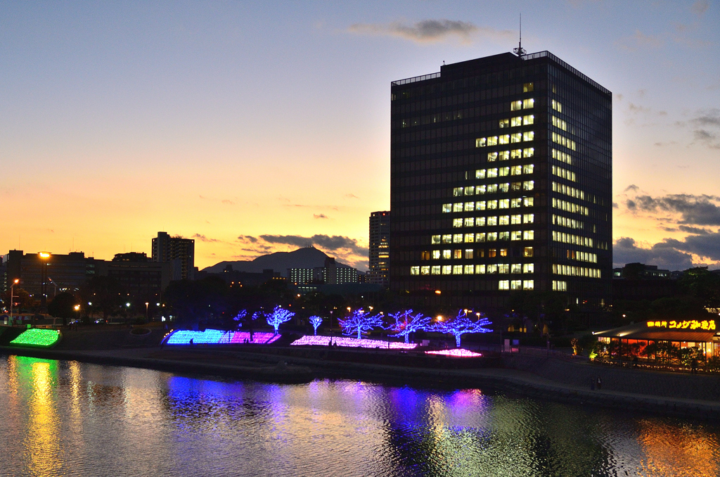 紫川2025　12月-01　市庁舎ツリーと皿倉山