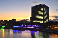 紫川2025　12月-01　市庁舎ツリーと皿倉山