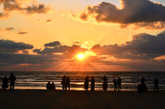 稲砂の浜2020　11月-2　夕陽を眺めて