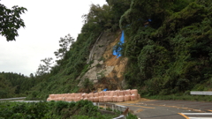 弥彦山スカイラインで2019年07月に崩れた斜面_1