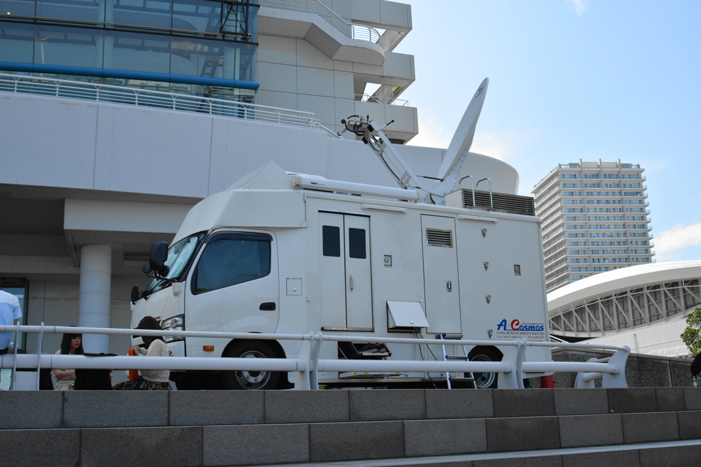 パシフィコ横浜国立大ホール 衛星中継車
