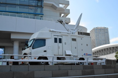 パシフィコ横浜国立大ホール 衛星中継車