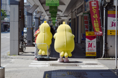 柾谷小路を移動中のドコモ鳥ポインコ兄弟