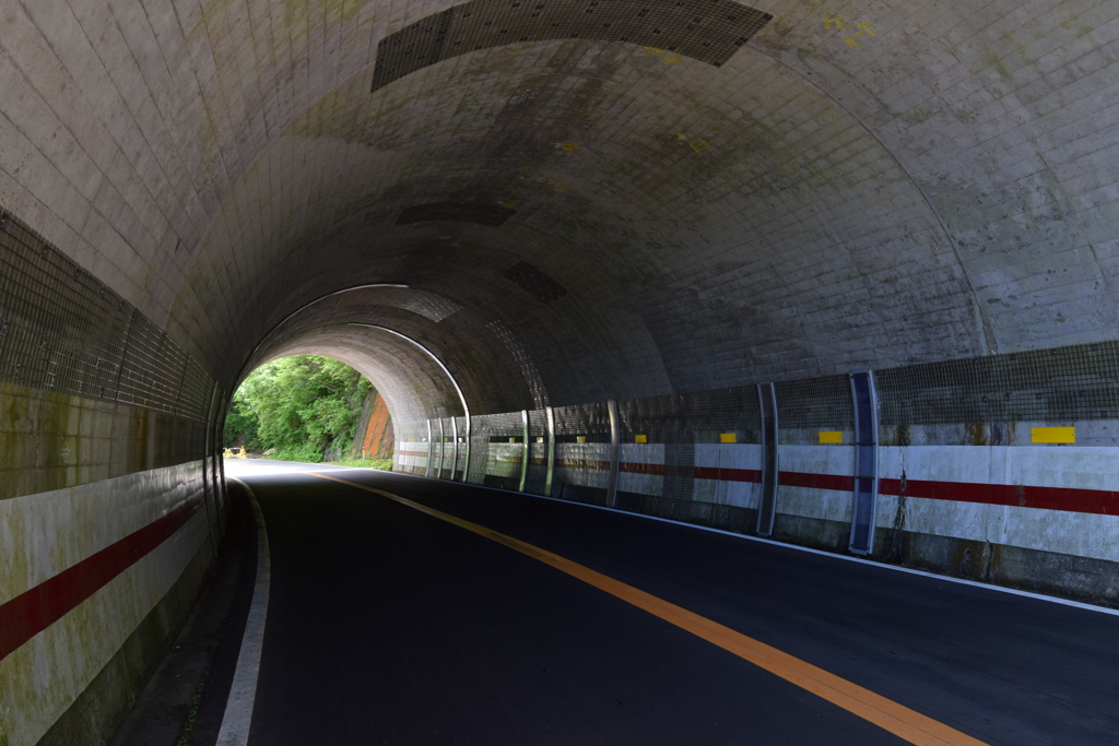 弥彦山スカイラインの銅山トンネル_2