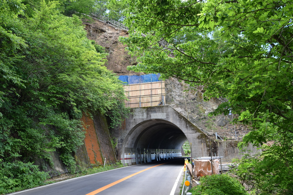 弥彦山スカイラインの銅山トンネル_1
