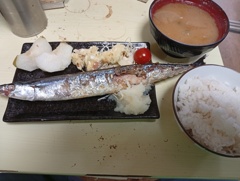 昼は秋刀魚定食