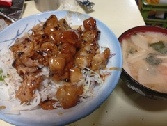 半額の焼き鳥丼