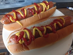 朝はホットドッグ