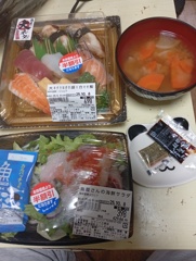 半額の寿司と海鮮サラダ