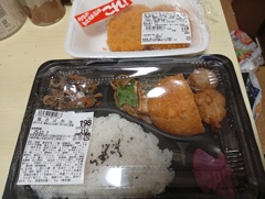 198円の塩サバ弁当とコロッケ