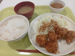 学食で塩ザンギ定食　546円