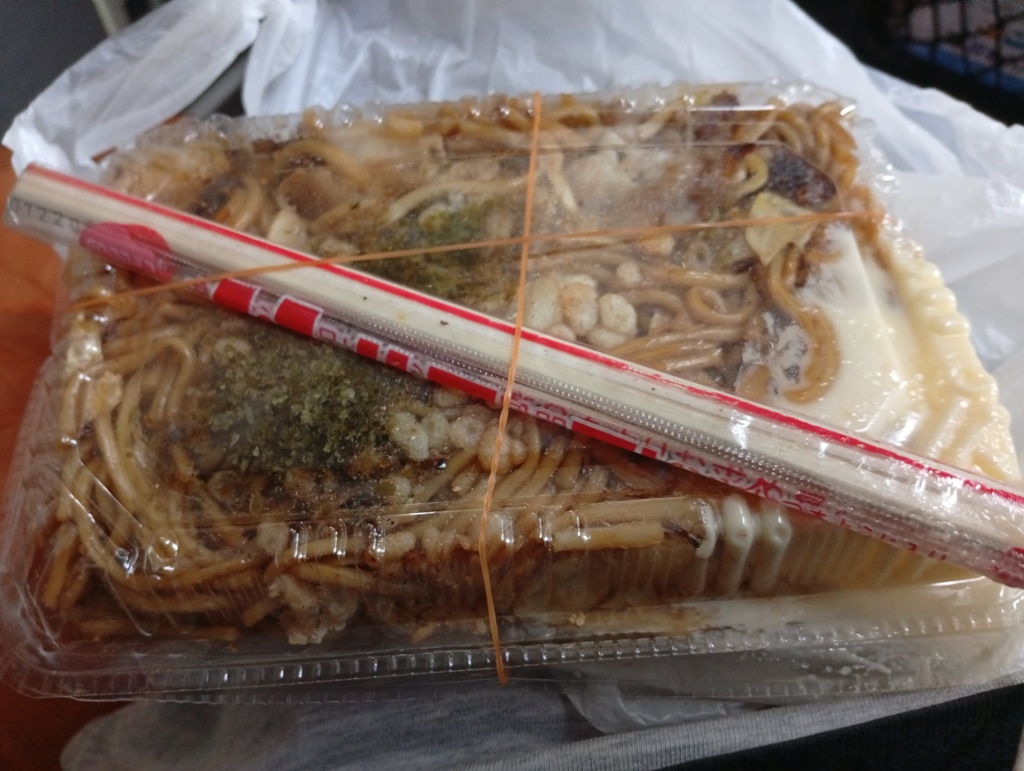 高速バスの中で焼きそば