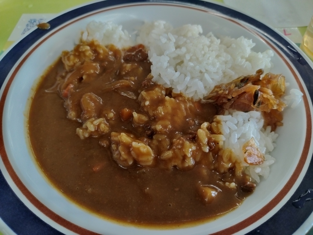 学食でカレーライス