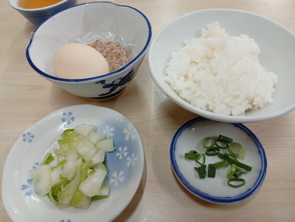 食堂て朝飯