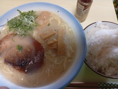 昼はラーメンライス