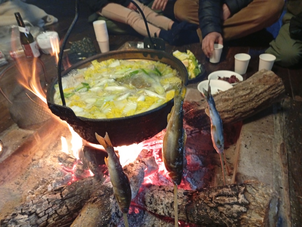 囲炉裏で鴨鍋と焼き魚