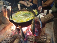 囲炉裏で鴨鍋と焼き魚
