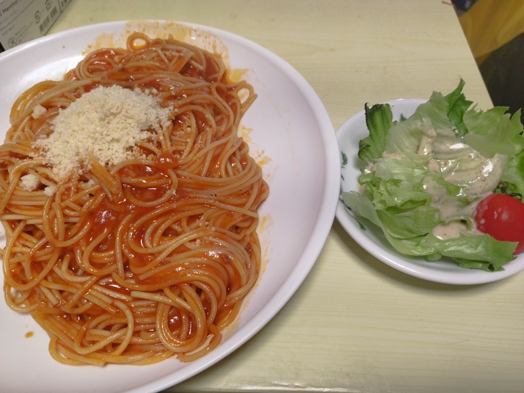 ミートパスタとサラダ