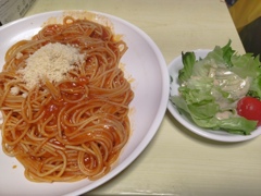 ミートパスタとサラダ