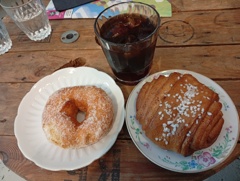 昼はカフェでシナモンロールとドーナツ