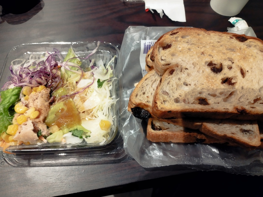 サラダとパン