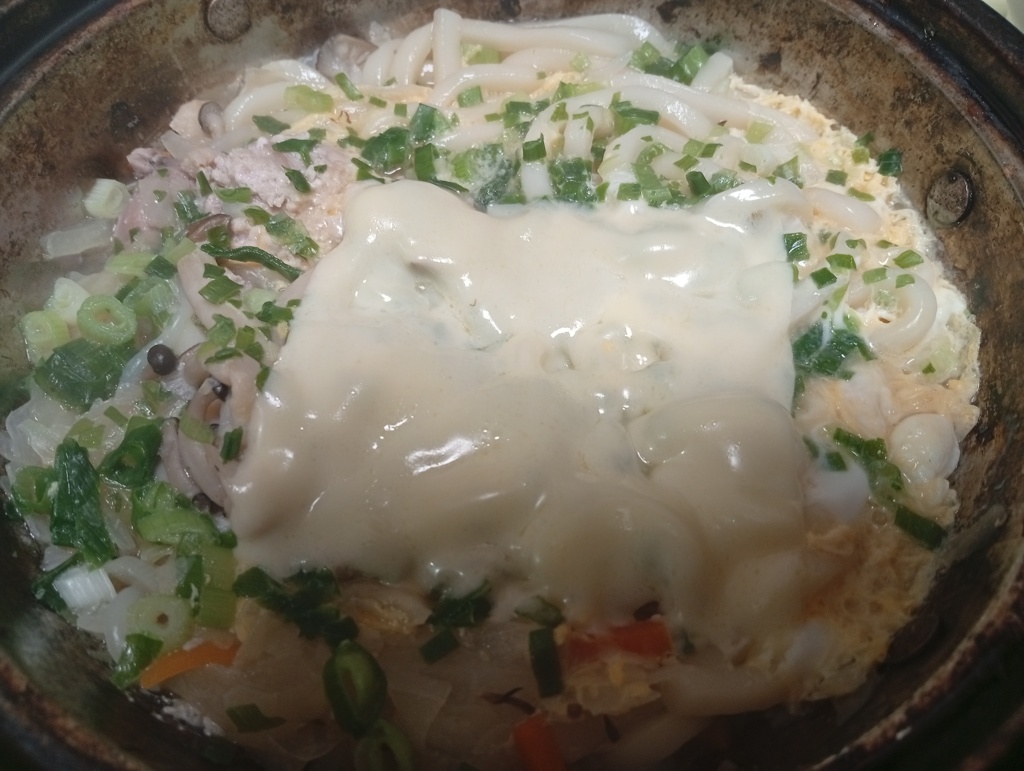 シメに、うどん、ネギ、玉子、チーズを入れて