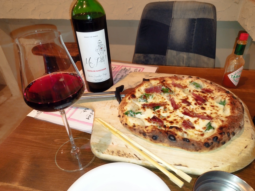 イタリア料理屋でピザとワイン