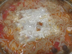 トマト鍋のシメにチーズとラーメン