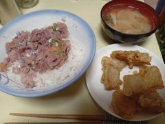 半額のアジのタタキ丼と筍の天ぷら