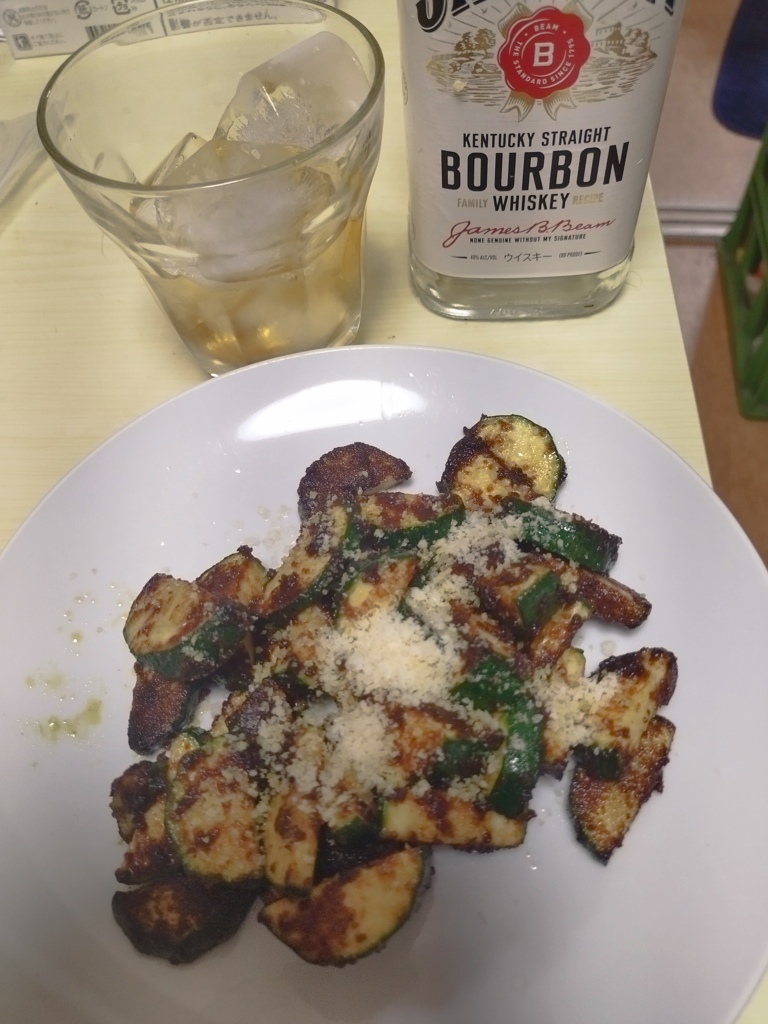 ズッキーニのチーズカレー炒めとバーボン