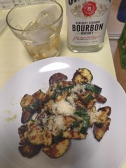 ズッキーニのチーズカレー炒めとバーボン