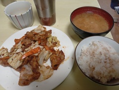 昼はホイコーロー定食
