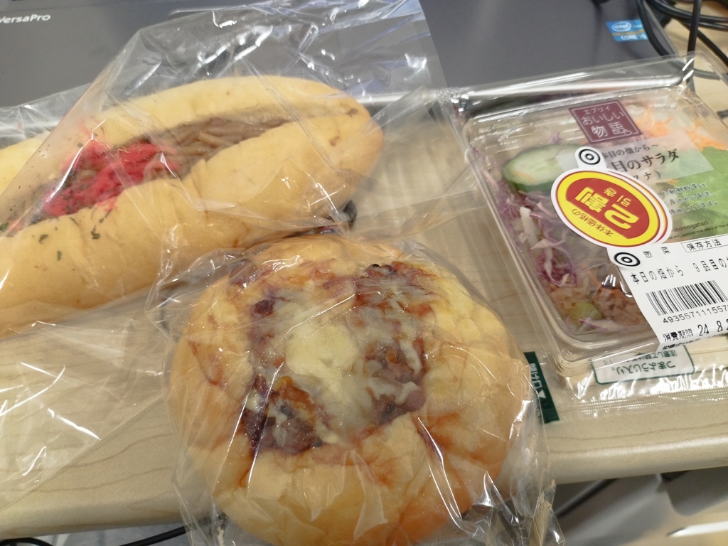 学校でパンとサラダ