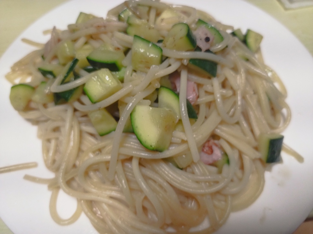 ズッキーニとベーコンのパスタ