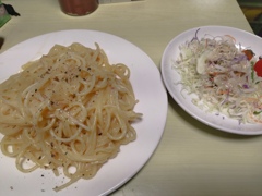 カルボナーラとサラダ
