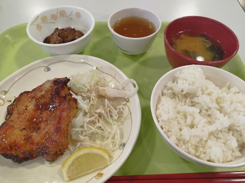 学食でチキンの黒こしょう焼き定食