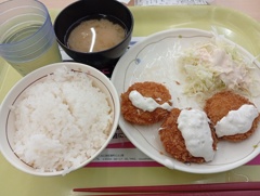 学食でチーズチキンカツ定食　546円
