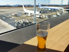 搭乗手続き、手荷物検査を終わらせて空港のラウンジにて