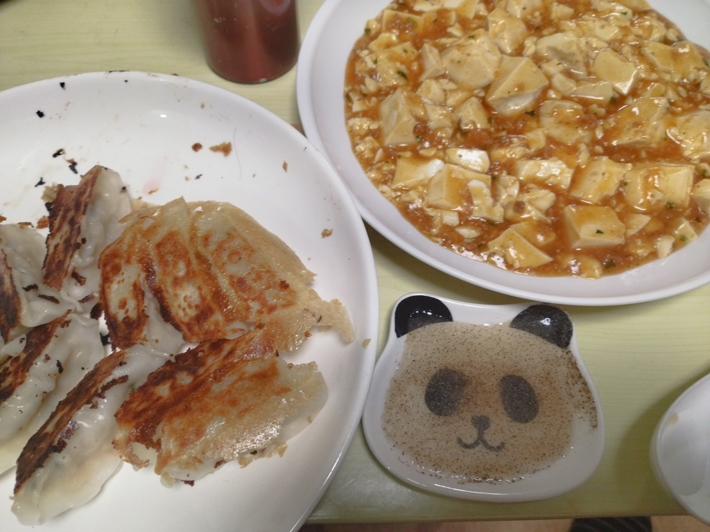 つまみ　麻婆豆腐と餃子