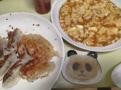 つまみ　麻婆豆腐と餃子