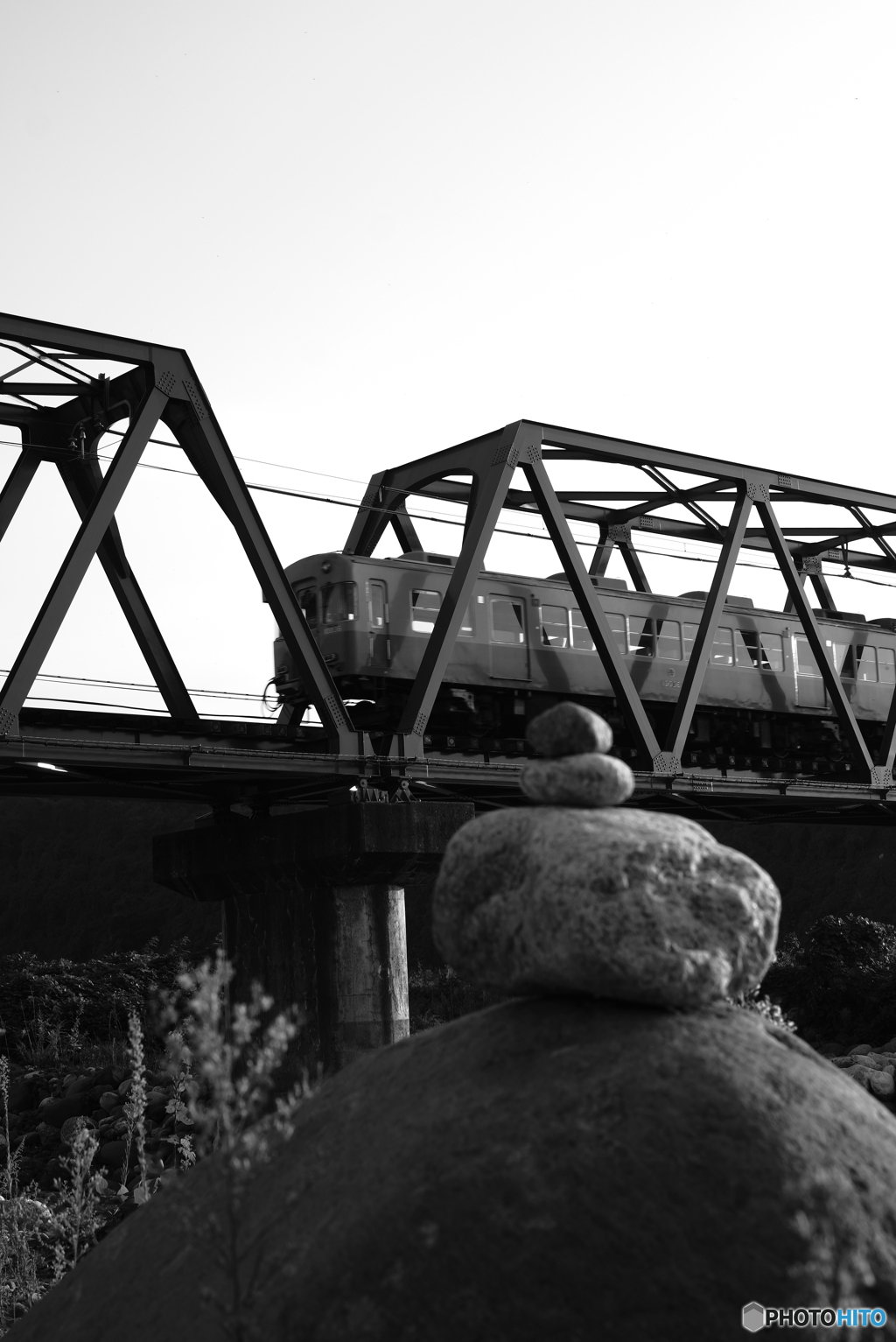 石積と鉄橋と電車-1
