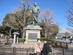 西郷さんの前で