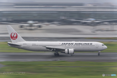 Jet airliner