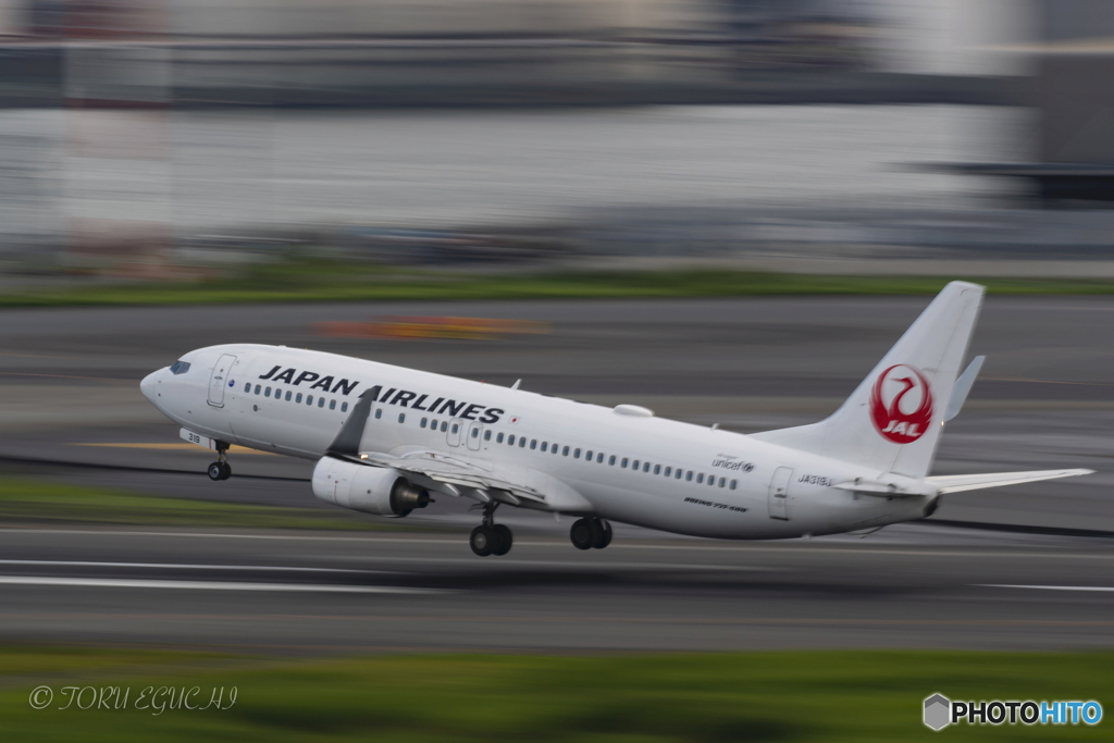 Jet airliner