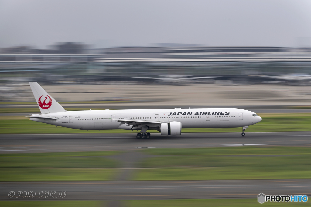 Jet airliner