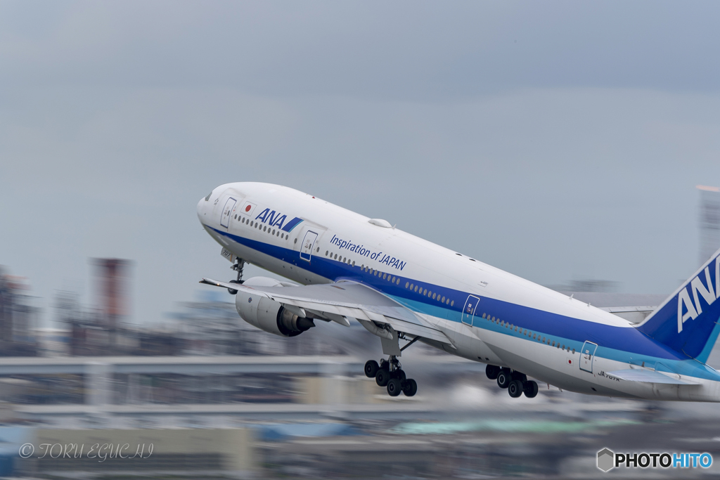 Jet airliner