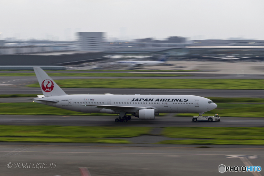 Jet airliner