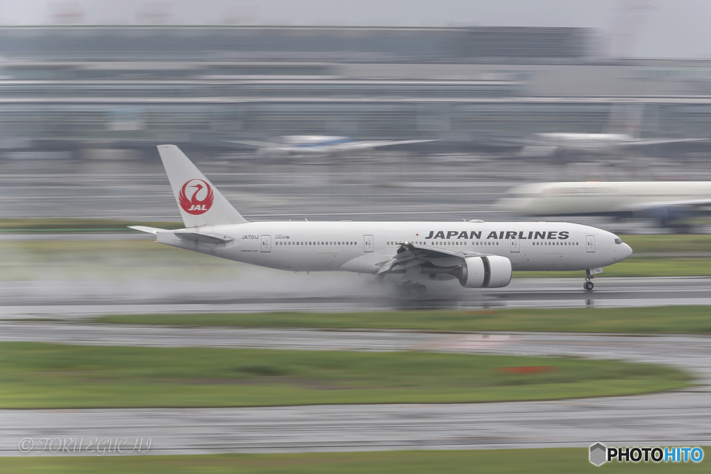 Jet airliner